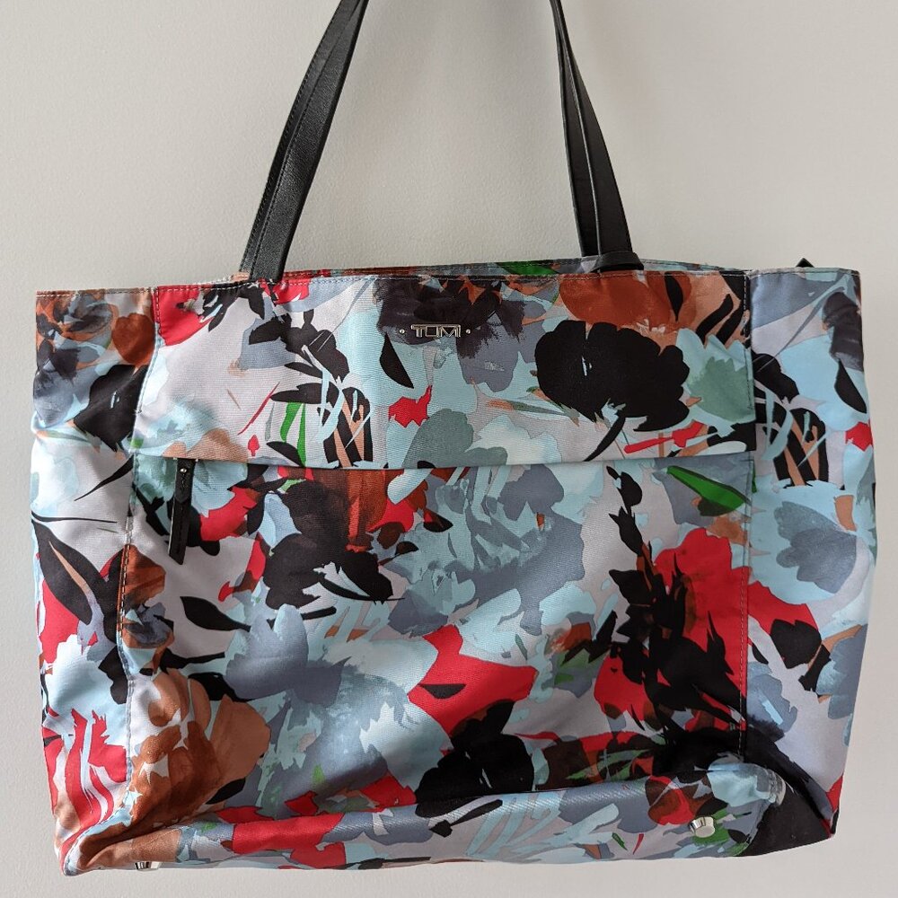 TUMI Voyageur M‑Tote – Limited Edition Floral Print (0494766PEP)